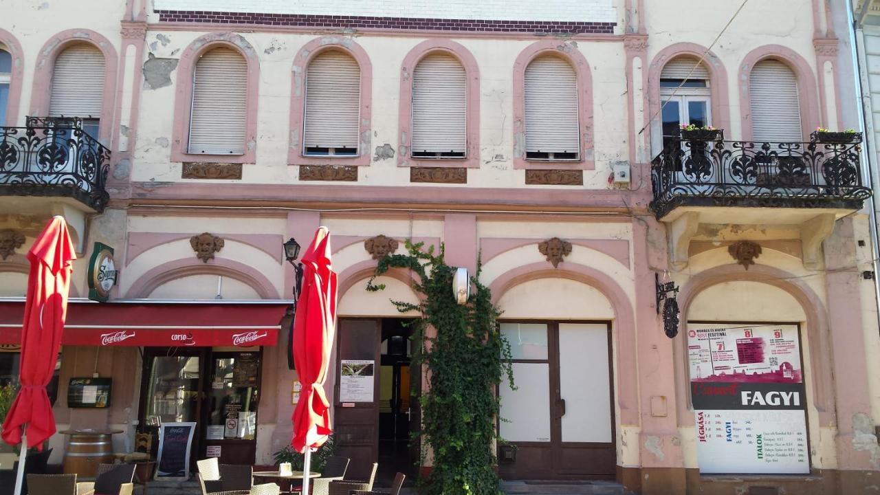 Promenad Apartman Mohacs Luaran gambar